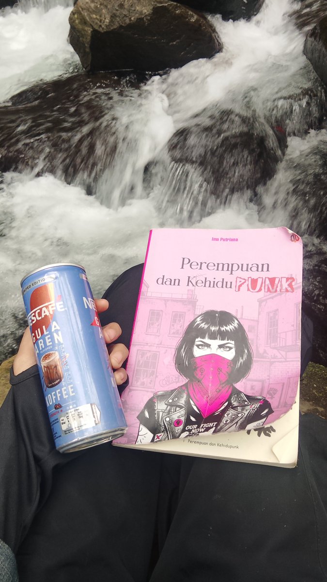 ggrayscale_'s tweet photo. n after that, I drove for 4x2 hours just to read a book by the river, lie down on the 🪨, n ngopi with absolutely no sleep at all. y’all gotta see this waterfall 🫶🏻 https://t.co/6CKmrS6ge8