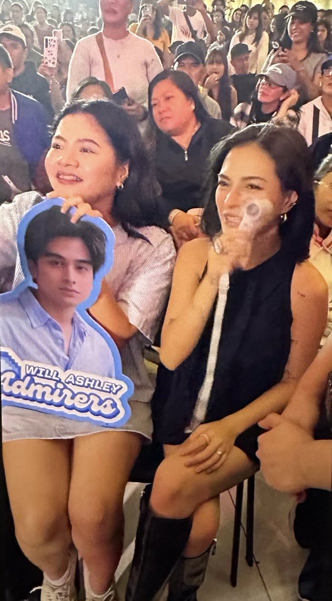 maxseaa_'s tweet photo. yung isa part ng team mika/mikanism, yung isa naman part ng will ashley admirers 😭😭 https://t.co/5A7UpwPVEQ
