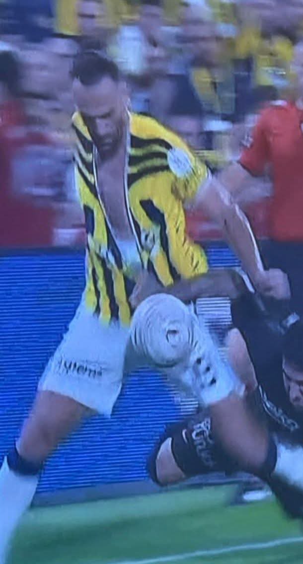 Kuvva1907's tweet photo. Bu pozisyonda Fenerbahçe aleyhine faul çalan yardımcı hakem Trabzon bölgesinden Abdullah Bora Özkara yıllardır Fenerbahçe’ye operasyon çekilsin diye Fenerbahçe maçlarında özel olarak görevlendiriliyor. Hakem camiası azılı Fenerbahçe düşmanı hakemler yetiştirmeye devam ediyor. Bu ve bunun gibi türevleri artniyetli talimatlı çalısıyor ve özel olarak görevlendiriliyorlar net olarak !