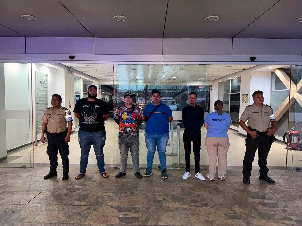 eluniversocom's tweet photo. “Nadie está por encima de la ley”, advierte ministro Reimberg a extranjeros que realizan delivery de manera irregular https://t.co/u6PSQPAfxi https://t.co/IDXwtMX4ra
