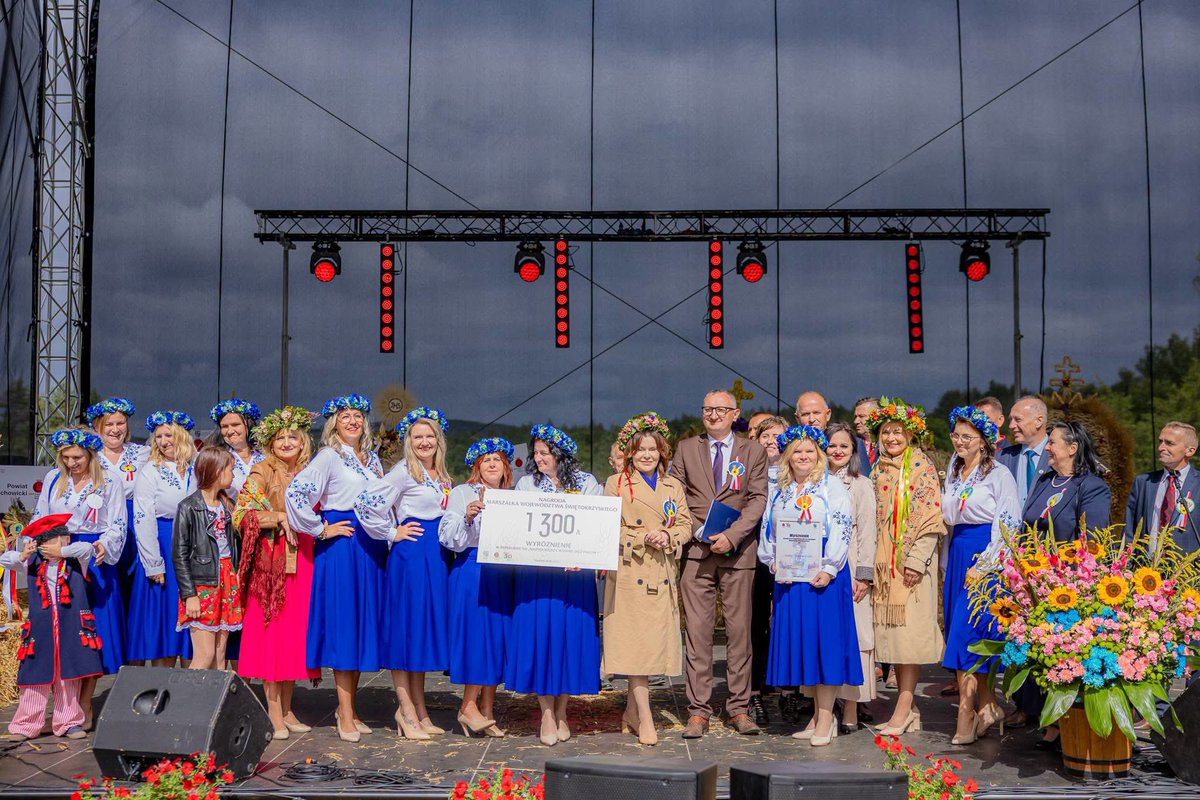 AnnaMKrupka's tweet photo. 🌾 Najpiękniejsze wieńce dożynkowe nagrodzone!♥️

Podczas Dożynek Województwa Świętokrzyskiego przyznane zostały Nagrody Marszałka @JanikRenata za najpiękniejsze wieńce dożynkowe.

Serdecznie gratuluję wszystkim nagrodzonym i wyróżnionym. Każdy z wieńców zachwycał kunsztem, pomysłowością i ogromem pracy włożonej w jego przygotowanie. 🌾🌻

To piękny symbol naszej tradycji i dowód na to, że świętokrzyskie zwyczaje są wciąż żywe. 🌾🌻

Wszystkim twórcom wieńców z całego serca gratuluję! ♥️🤝🏻