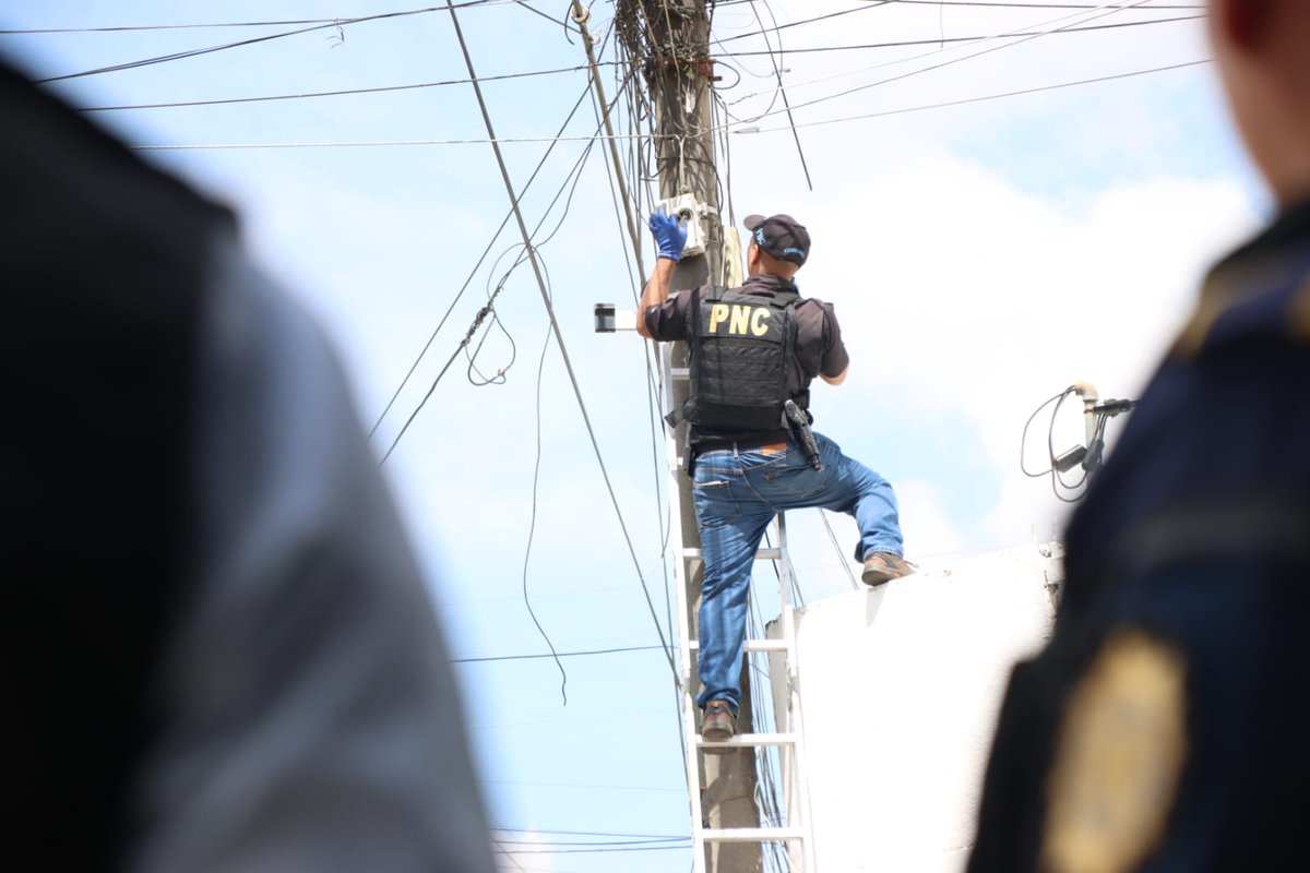PNCdeGuatemala's tweet photo. En desarrollo
Retiro de más cámaras clandestinas en zona 18
Investigadores de la #DIDAE en conjunto con personal de la #DEIC, #SGTIC, SGAL y El Ejército de Guatemala, en las colonias Las Ilusiones y Maya, zona 18 https://t.co/qkSTHG2LC1