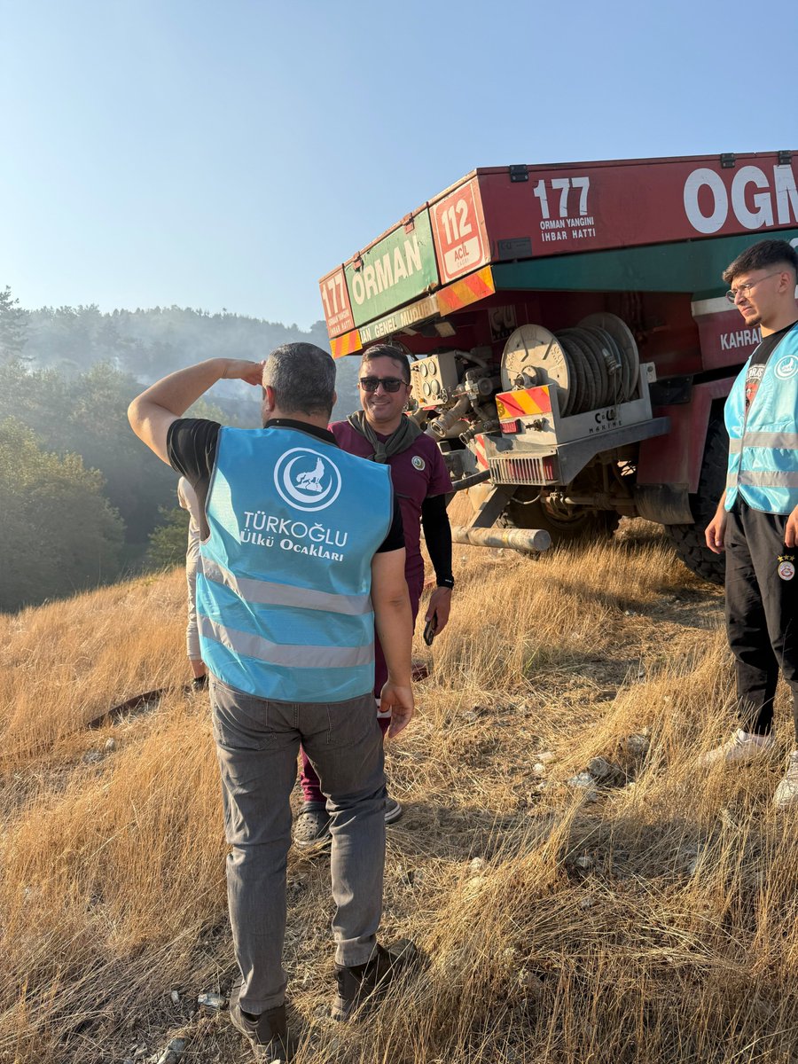 MehmetGokce46's tweet photo. 🔥 GEÇMİŞ OLSUN MURATÇAKIROĞLU

İlçemiz Türkoğlu’na bağlı Muratçakıroğlu Mahallemizde çıkan orman yangını hepimizi derinden üzmüştür.

Türkoğlu Ülkü Ocakları olarak bizler de yangın bölgesinde, canla başla mücadele eden yangın kahramanlarımızın yanında olmak, elimizden geldiğince destek vermek için sahada yerimizi aldık.

Yangınla mücadele eden ekiplerimize ve vatandaşlarımıza su, ayran, yiyecek ve ihtiyaç duyulan çeşitli malzemelerin desteğini sağlarken, sahadaki ekiplerden yangının seyri ve ihtiyaçlar konusunda da bilgi aldık.

Bu zorlu mücadelede gece gündüz demeden görev yapan orman ekiplerimize, itfaiye personelimize ve diğer görevli ekiplerimize, güvenlik güçlerimize ve fedakârca destek veren tüm hemşehrilerimize teşekkür ediyoruz.
Rabbim ilçemizi, milletimizi ve ormanlarımızı her türlü afetten muhafaza eylesin.

Muratçakıroğlu Mahallemize ve tüm hemşehrilerimize geçmiş olsun.

Türkoğlu Ülkü Ocakları 🇹🇷

@ayyildirim1 
@MHALAMAN 
@argedemenli