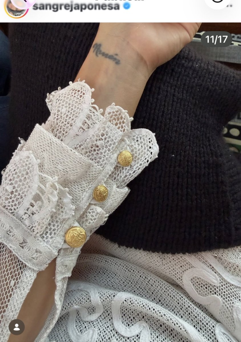 cuentadelgato's tweet photo. El vestido de novia de la China Suárez. No es pieza única como te lo venden 😂 y me hace dudar lo de las puntillas antiguas 🤷‍♀️ https://t.co/qCaflLqRnC