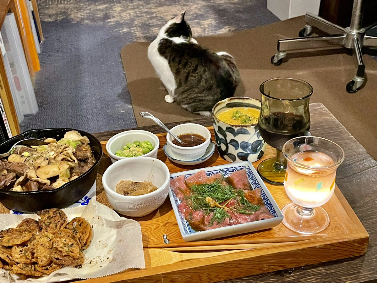 Hisashi_full's tweet photo. こんな日☔️は家にこもって猫のポリポリでも見ながら飲むです https://t.co/090NPbvZvB