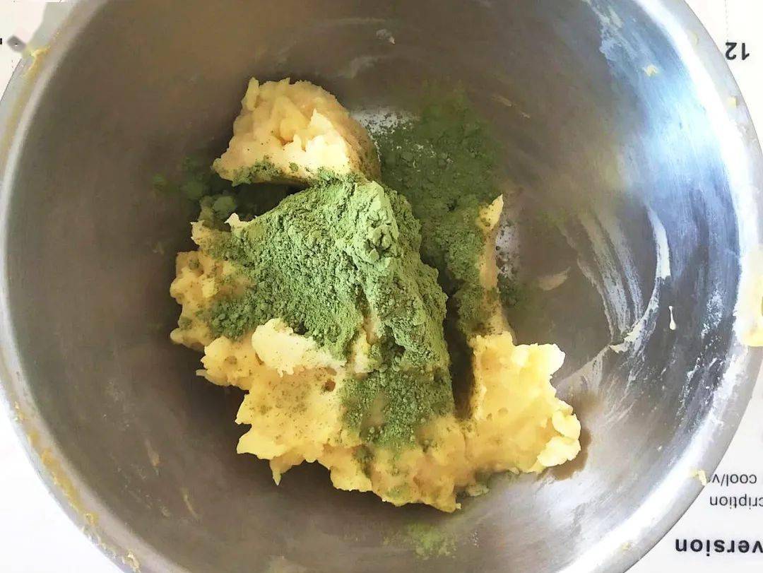ThennarasuR153's tweet photo. That first bite of warm matcha scone with oozing red bean filling—pure cozy afternoon bliss.， https://t.co/nIgFgIiNAL