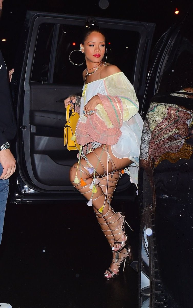 reininavy's tweet photo. her heel game https://t.co/r9eqkkUhl9