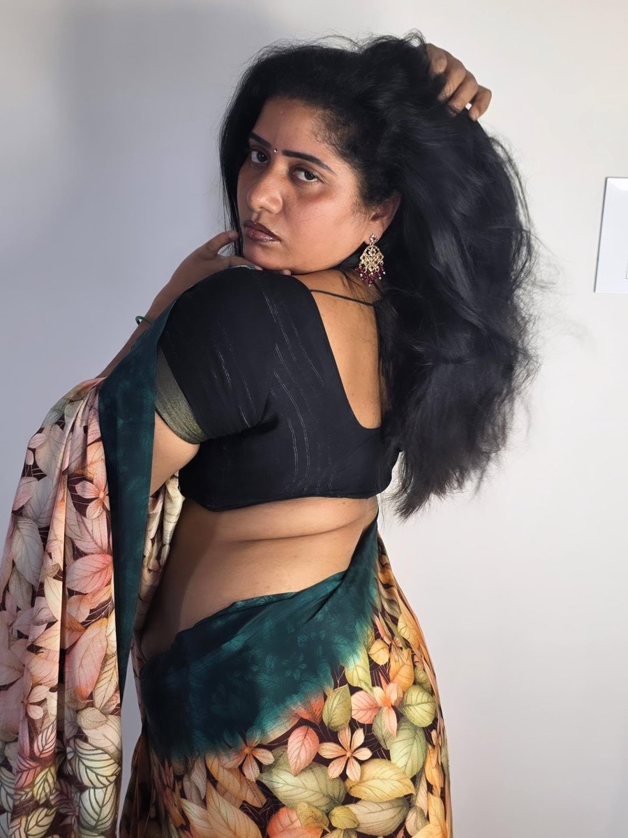 MsManikan3785's tweet photo. இடையும் 
இடையின் மடிப்பும் 
ரசிப்பது 
அலாதி சுகம் 

பெரும்பாலு���் பெண்கள் 
இப்படி இடை தெரிய 
சேலை கட்டும் போது 
அது ஒரு 
கிளர்ச்சியான அழகுதா 

நாம வண்டில போகும் போது 
சில நேரம் 
இப்டி ஒரு காட்சில 
நமக்கு முன்னாடி 
ஒரு அழகு தேவதை செல்லும் https://t.co/mqgCmU7t5W