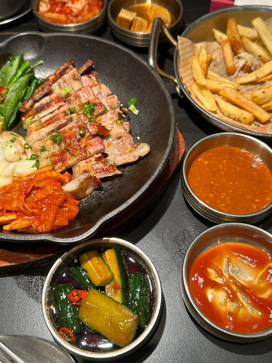 GizemAvcixgnf's tweet photo. Craving bold flavors Tonight’s the star: Korean-style spicy pork bulgogi with pickled radish and fluffy steamed rice—umami heaven in every bite https://t.co/McKLHQp7ti