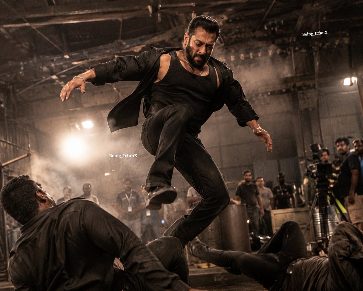 Being_IrfanX's tweet photo. LEAKED FOOTAGE = PURE MAYHEM! 🔥💥 SVC63 is looking absolutely OUTSTANDING! That raw action, explosive intensity, and Salman Khan’s screen presence are on another level. The storm is coming! 🥶🔥👑

#SVC63 #SalmanKhan #SalmanKhanFans #ActionKing #Megastar #ActionScene https://t.co/CwLJpPWp3h