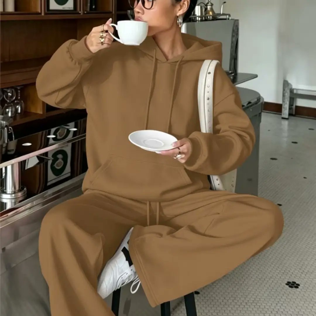 ArletteMar77's tweet photo. European winter styling is different. With winter approaching, elevate your look with a cozy hoodie and trendy casual pants—comfortable, chic, and easy to mix and match for outings, errands, and travel. Available now—message us to order. https://t.co/3Xv1PT2Wl9