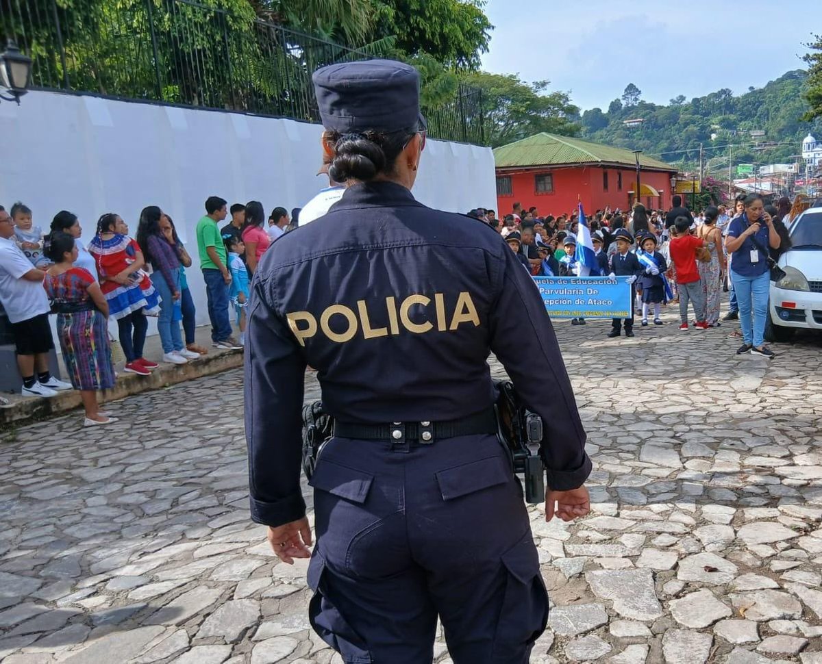 PNCSV's tweet photo. 🇸🇻💙 Así celebra la niñez de Ahuachapán estos 205 años de Independencia Patria. 

Como Policía, nos enorgullece ser un referente de compromiso y entrega. 🫡

#PlanControlTerritorial https://t.co/3XcaMnZ3mY
