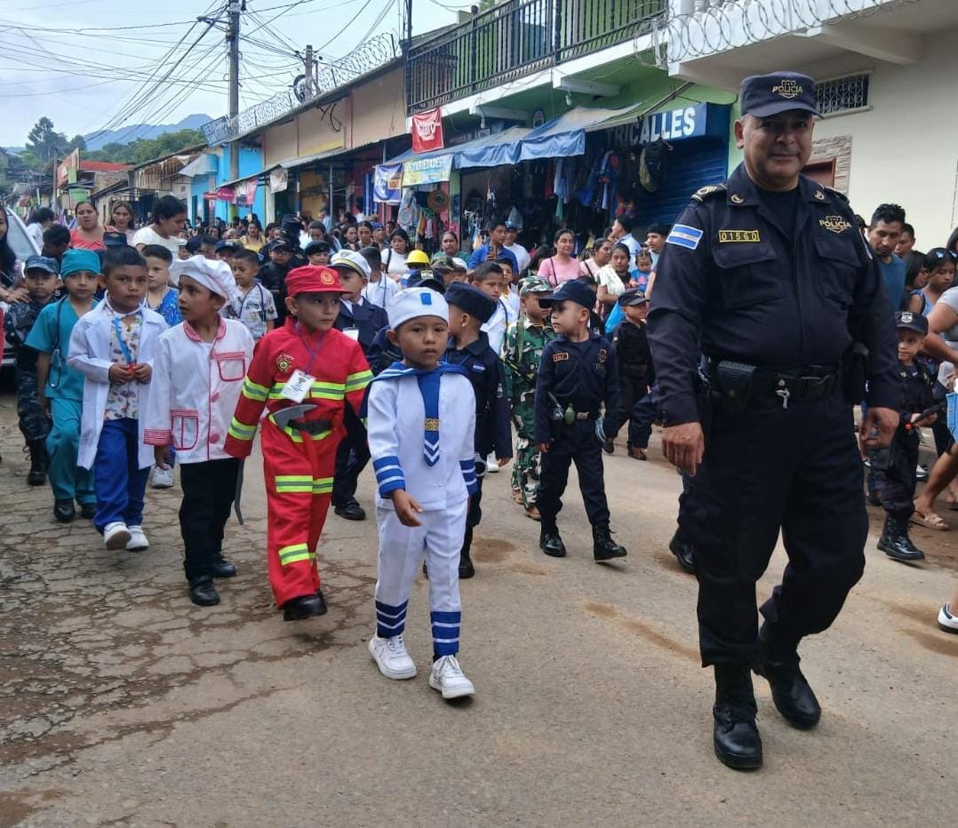 PNCSV's tweet photo. 🇸🇻💙 Así celebra la niñez de Ahuachapán estos 205 años de Independencia Patria. 

Como Policía, nos enorgullece ser un referente de compromiso y entrega. 🫡

#PlanControlTerritorial https://t.co/3XcaMnZ3mY