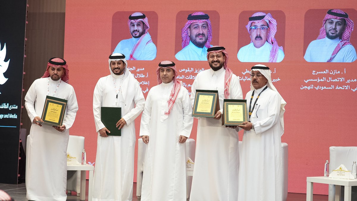 TaifCamelForum's tweet photo. 📸 من الجلسة الحوارية الثالثة 
بعنوان "الفعاليات الكبرى وصناعة التجربة الجماهيرية"

سلّطت الضوء على دور الاتصال المؤسسي في صناعة الحدث والأثر التنموي للفعاليات الرياضية. 

#منتدى_الطائف_تراث_وإعلام
#مهرجان_ولي_العهد_للهجن 
#الطائف https://t.co/fyIc7gvqrv