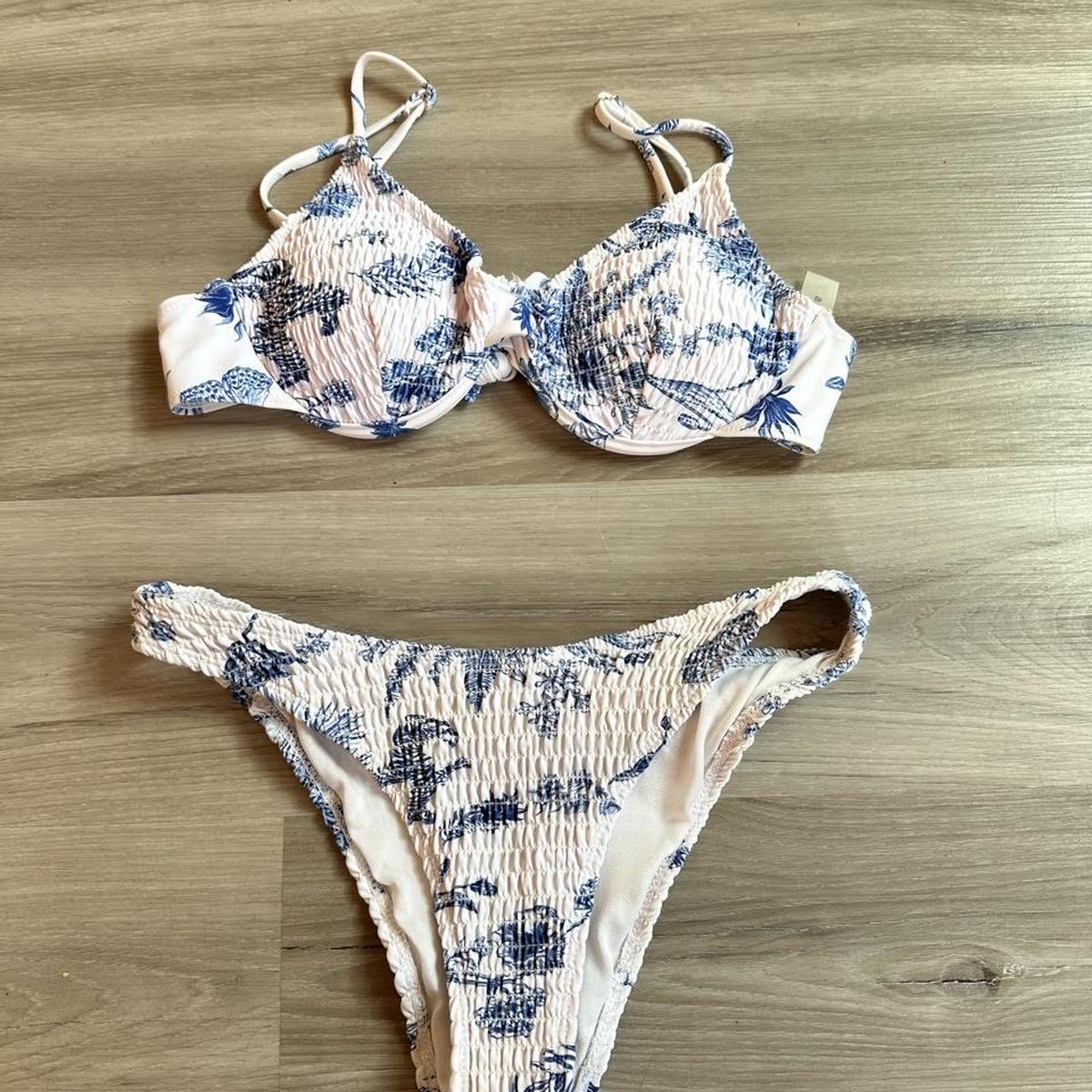 Depopia1's tweet photo. blue &amp; white floral bikini set

iamewe8 https://t.co/flN2flj58d