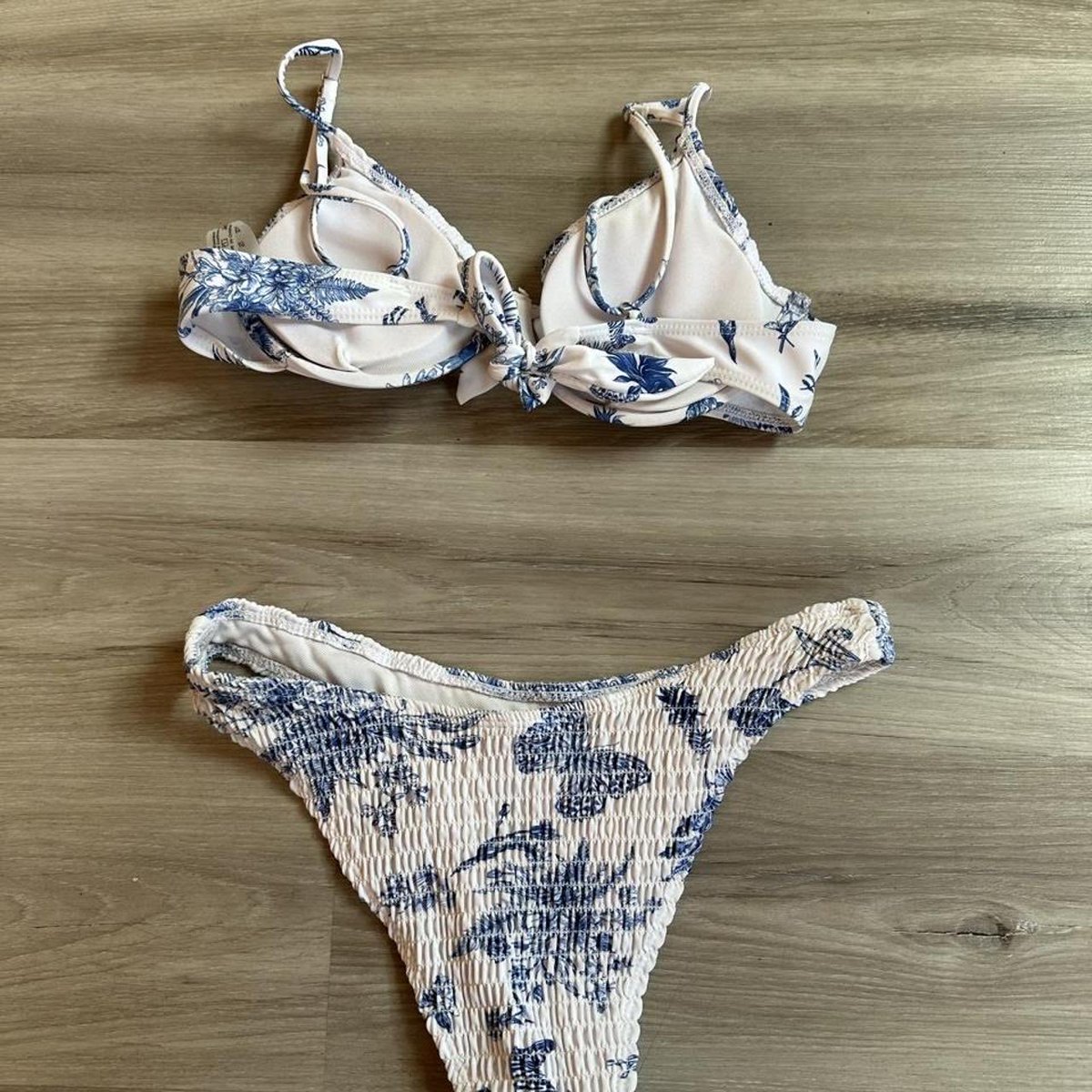 Depopia1's tweet photo. blue &amp; white floral bikini set

iamewe8 https://t.co/flN2flj58d