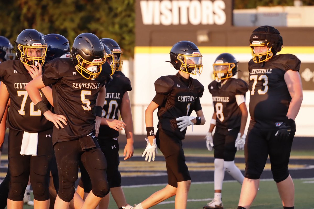 DomSnelling's tweet photo. Shutout vs our rival Fairmont 32-0 this week!! Aside from my tackle duties, I picked up some time at nose; had fun playing some big D! Can’t wait for next week. #epnd #offensivelineman #oline @chselksfootball #trenchwork https://t.co/ij0oYEiCZe