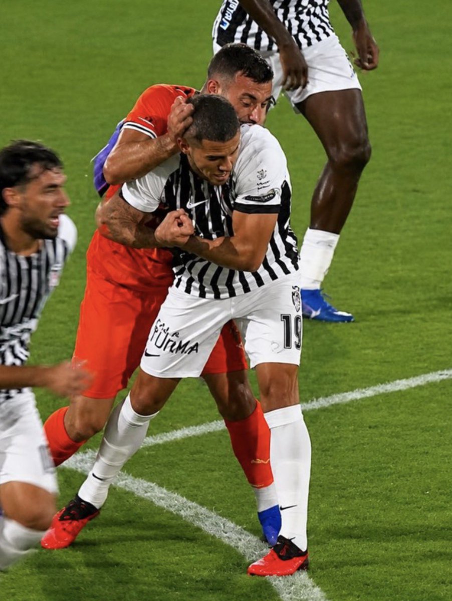 foootballo's tweet photo. 🚨 Sahada verilen kararı değiştirebiliyorsanız, önce buradan başlayın.

Beşiktaş taraftarının gazabını görmek istemezsiniz..
#SahadaKararVerildi https://t.co/1DFWGyvDT6
