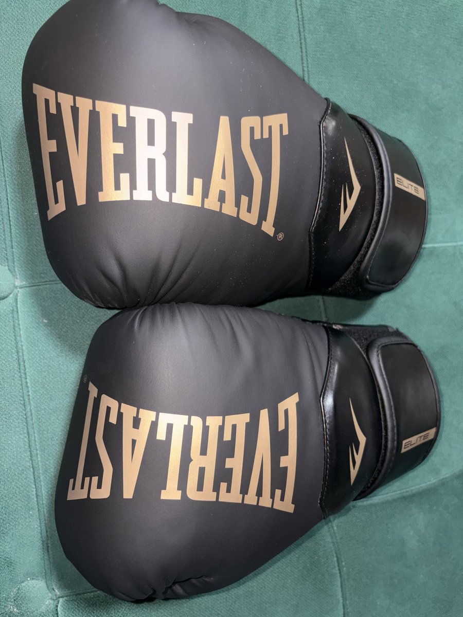 biscuitoliva244's tweet photo. Original Everlast rukavice za boks 14oz
3500rsd

#crvenazvezda #grobari #caosvima #delije #kkcz #fkcz #kkpartizan  #fkcz #nba #srbija #beograd #eurocup #euroleague #djkennedy #ajboxing #joshua #cassiusclay #joefrazier #miketyson #lonsdale #muhammadali #fury #glory #ufc #mma https://t.co/LW9eL5o7Ww
