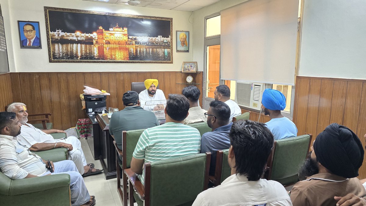 JassiSohianwala's tweet photo. ਹਰ ਰੋਜ ਦੀ ਤਰਾਂ ਆਪਣੇ ਲੋਕਾਂ ਦੀਆ ਸਮੱਸਿਆ ਸੁਣਿਆ ਤੇ ਉਹਨਾਂ ਦਾ ਹੱਲ ਕਰਵਾਈਆ
@BhagwantMann @msisodia @ArvindKejriwal @AAPPunjab https://t.co/FWRLxguaYT