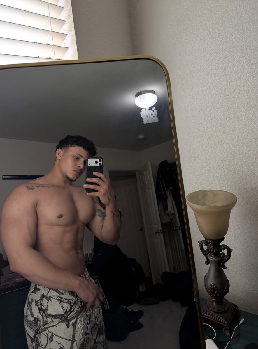 hotdudezz's tweet photo. https://t.co/QMoSp9ioO4
