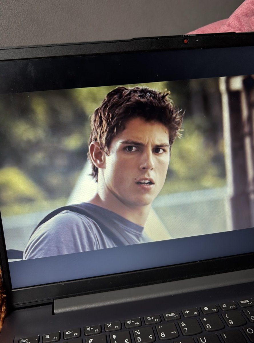 JullsTrindad's tweet photo. ninguém fala como quebrando as regras tem uma trilha sonora incrível e q jack ryan é um gostoso. deve tá em algum lugar de meus filmes confortos https://t.co/2pAQ3Nwvo4