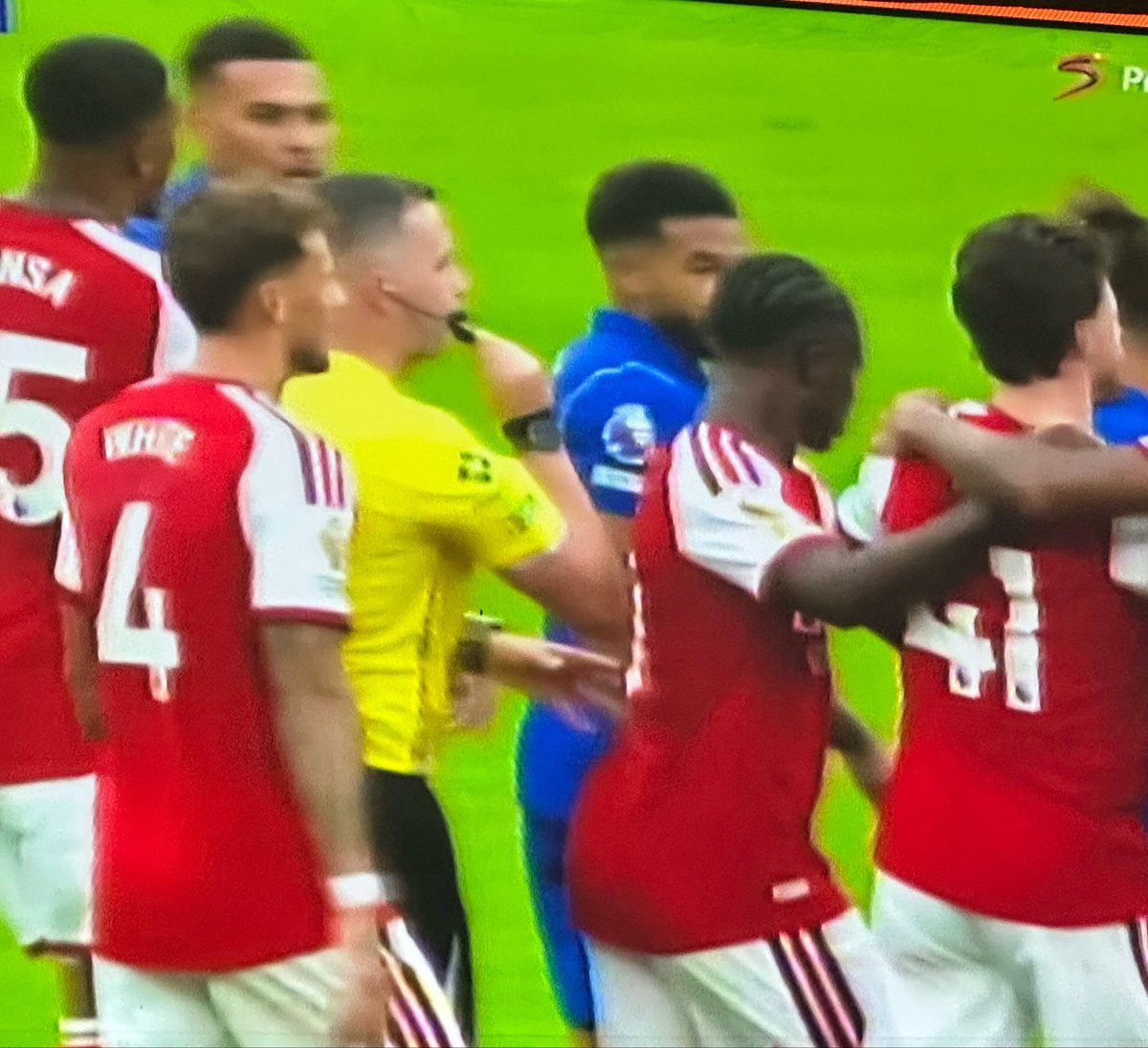UTD_Seth001's tweet photo. 🚨Morgan Rogers on what Declan Rice said to him during Chelsea’s 2-1 defeat to Arsenal:

🎙️ Reporter: “Morgan, there was a moment where you looked furious after a challenge from Declan Rice. What happened?”

🗣️ Morgan Rogers: “We had the ball and we were moving forward. I was making the run for Palmer to find me.

I dodged his leg the first time and kept going. Then the second time, he came from behind and clipped my heel. I went down, and the referee just waved play on.

That really annoyed me.

I was protesting to the referee, asking how that wasn’t a foul, and then Rice came over and said, ‘We are the champions.’

Honestly, that made me even more furious.

I respect Declan, I really do. But why commit a foul and then respond to me like that?

Maybe he was trying to get into my head, maybe it was just the emotion of the game, but at that moment, he lost my respect.

You can compete, you can talk, you can be aggressive, that’s football. But when you foul someone and then mock them about it, I didn’t appreciate that at all.

I was angry in that moment, and I’m not going to pretend I wasn’t.”