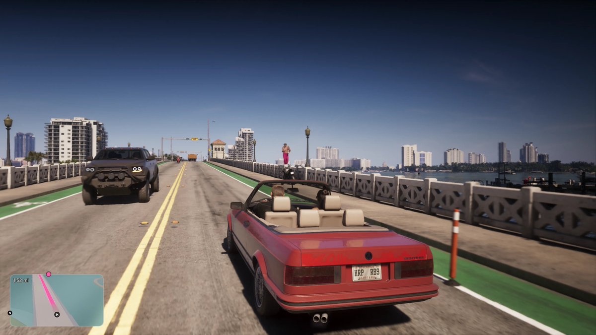 KingZezim_Kalux's tweet photo. Durante a demonstração do GTA 6 para o TGG, Rob Nelson mostrou algo que parece ser uma das grandes filosofias do jogo.

Você nunca sabe exatamente o que vai encontrar.

Durante uma viagem, Jason e Lucia encontraram pessoas pulando de uma ponte e foram desafiados a fazer o mesmo.

- Eles aceitaram.

- Era uma armadilha.

- O carro do casal foi roubado.

Em outro momento, dois assaltos a lojas aconteceram de maneiras completamente diferentes por causa das reações dos funcionários, clientes e policiais.

Eventos emergentes podem mudar o rumo do que você estava fazendo.

Segundo Rob, o mundo também é muito mais imprevisível porque o jogador não é a única pessoa armada ou capaz de violência.

A ideia é que nem tudo seja uma missão esperando para ser ativada. Às vezes, simplesmente sair dirigindo já pode mudar completamente seus planos. #GTAVI