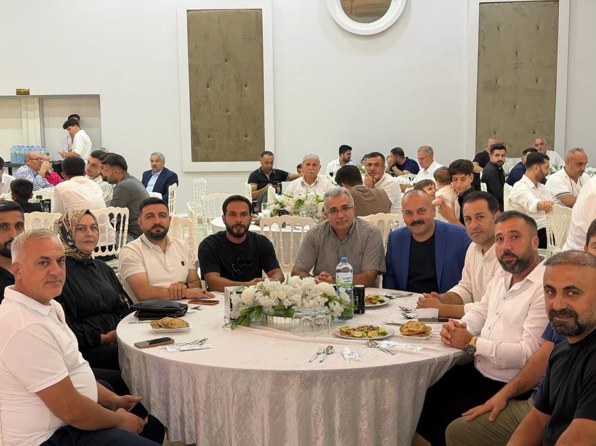 omerryasarrr's tweet photo. 📍 Düğün Merasimi

İlçe Başkanımız Sayın Hüseyin Kılıç’ın selamlarıyla, kıymetli hemşehrilerimizin düğün merasimine; İlçe Teşkilat Başkanımız Sayın Ömer Yaşar ve teşkilat mensuplarımızla birlikte katılım sağladık.

Bu anlamlı ve özel günlerinde İlçe Ekonomi İşleri Başkan Yardımcımız Sayın Turgut Türk’ün kıymetli yiğeni Tahsin Türk ve gelini Münevver hanımın mutluluklarına ortak olduk.

Rabbim genç çiftimize bir ömür boyu huzur, sağlık, mutluluk ve bereket nasip eylesin. Birliktelikleri daim, yuvaları huzurla dolu olsun. 🤲🏻

Mutlulukları daim olsun. 💐

#AKParti #Mezitli