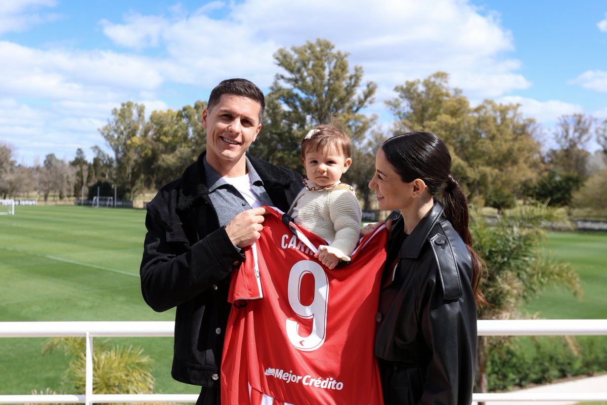 EdelpOficial's tweet photo. ✍🏻 Guido ©️arrillo 2028 

Acompañado de su familia, el goleador firmó su nuevo vínculo con la institución. Vamos por más, vamos siempre. ¡Carrillo es Estudiantes! ❤️🇦🇹 https://t.co/JnyEhy6TCo