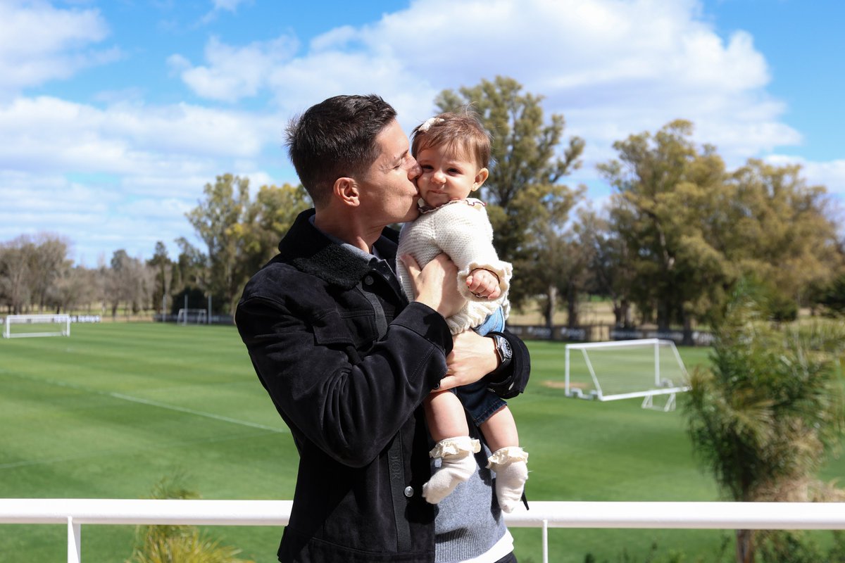EdelpOficial's tweet photo. ✍🏻 Guido ©️arrillo 2028 

Acompañado de su familia, el goleador firmó su nuevo vínculo con la institución. Vamos por más, vamos siempre. ¡Carrillo es Estudiantes! ❤️🇦🇹 https://t.co/JnyEhy6TCo