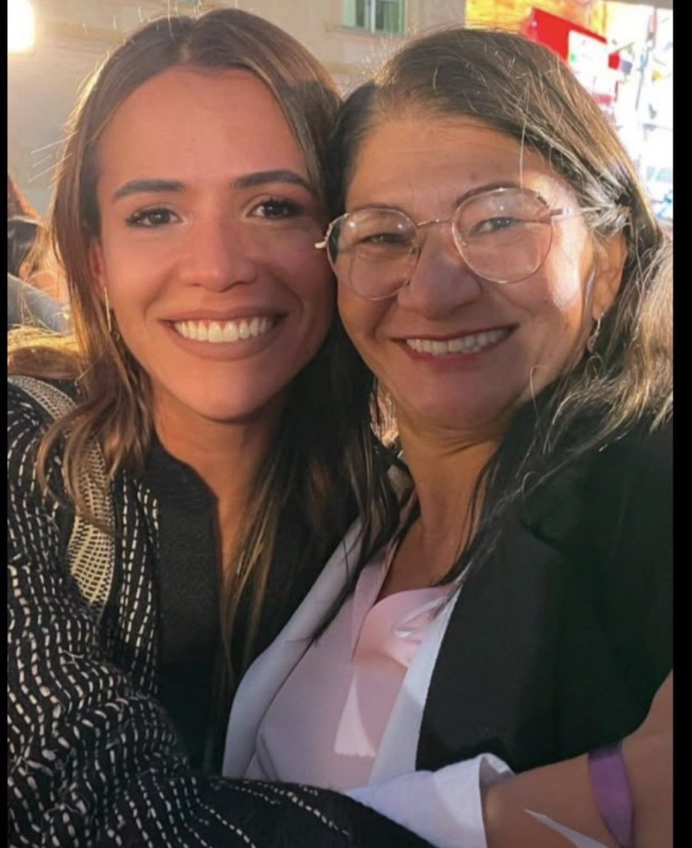 armandomarin21's tweet photo. Mientras critican al gobierno después de estar congelados 4 años , normalizan el crimen y andan por ahí por la vida abrazando criminales de lesa humanidad para salir después a creerse el adalid de la moral , hps https://t.co/XrR3TgmaLl