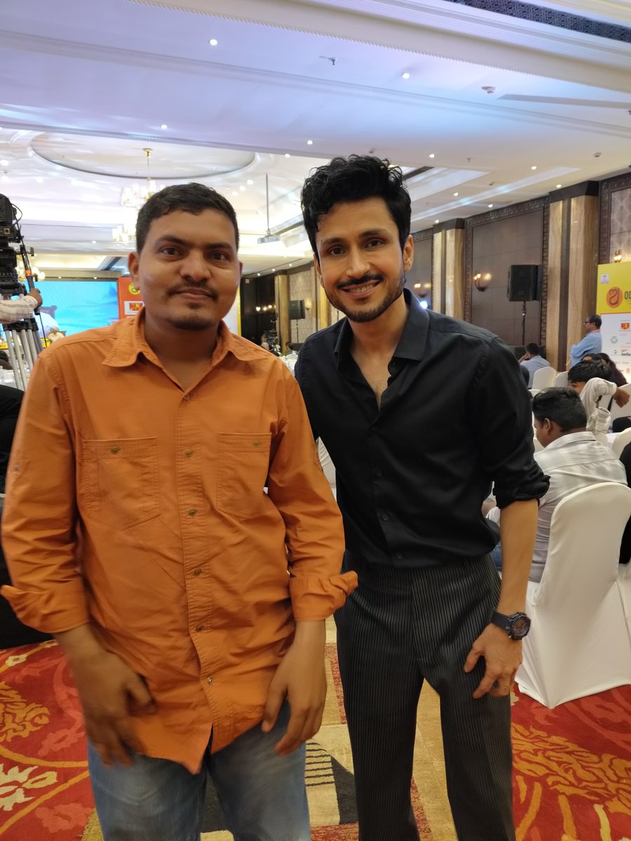 Akhyayamaharan's tweet photo. अभिनेता @amolparashar जी से मुलाकात शानदार रही।लिटरेरी फेस्ट में उनका सत्र बेहद प्रेरणादायक रहा
#AmolParashar #LiteracyTest #InspiringSession #Bhubaneswar https://t.co/qkEn5kDPCR