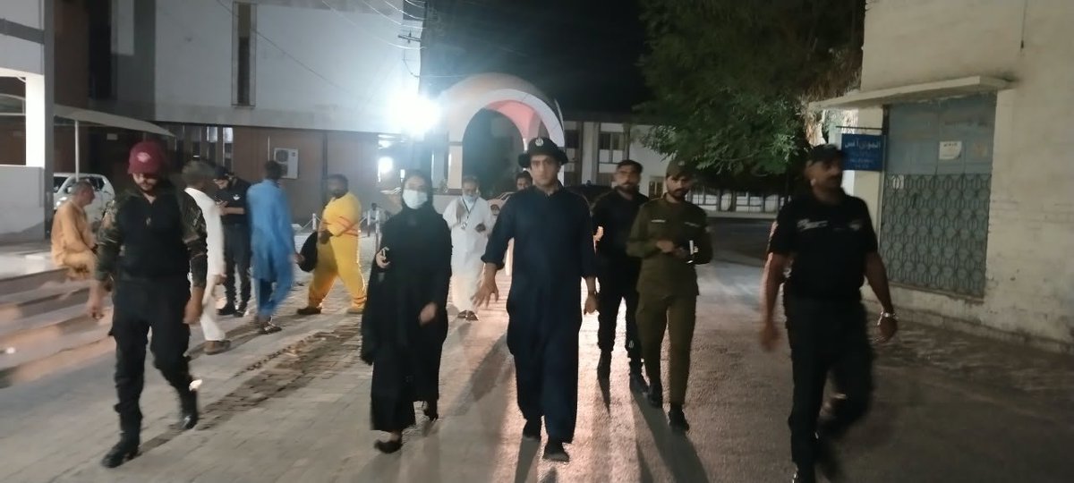 GovtofPunjabPK's tweet photo. وزیرِ اعلیٰ پنجاب مریم نواز شریف کی ہدایات پر معاونِ خصوصی شعیب مرزا کا انسپیکشن ٹیم کے ہمراہ رات گئے وکٹوریہ ہسپتال بہاولپور میں اچانک چھاپہ۔
پارکنگ میں مریضوں اور لواحقین سے اوور چارجنگ کا انکشاف، پارکنگ ٹھیکدار کو اوور چارجنگ کرنے پر فوری کارروائی کرتے ہوئے گرفتار کر لیا ۔عوامی حقوق کا تحفظ اور کرپشن کا خاتمہ وزیرِ اعلیٰ پنجاب مریم نواز شریف کی قیادت میں بلا امتیاز جاری ہے ۔