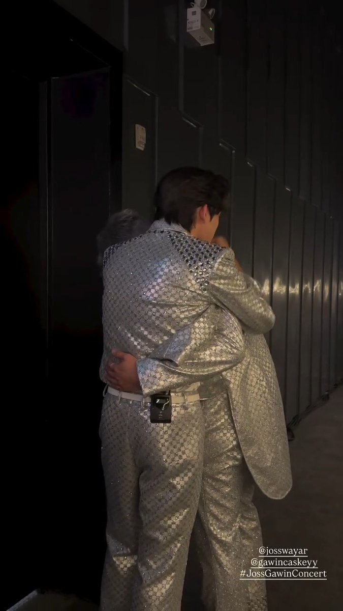 wYluvTaec's tweet photo. (Talking about their hug backstage at H&amp;B concert)
🐻 i'm okay but then once people start touching me i'm like 😭😭😭😭
🐻 that's when he started touching me i'm like gone ...
🐻 so it's his fault that i cried 55555
.
Oh baby Joss 🥺🥺🥺🥺
JOSSGAWIN IN DC R1
#JossGawinFMinDC https://t.co/bunl6TotPR