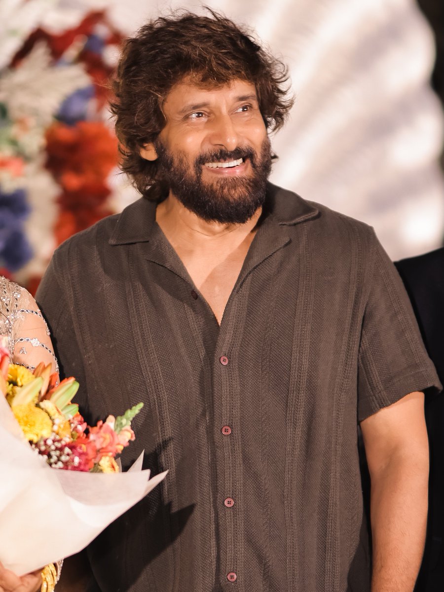 eswarcvf's tweet photo. Ever Charming &amp; Stylish Chiyaan Vikram 😍❤️ @chiyaan 

#ChiyaanVikram #Chiyaan63 https://t.co/VU6KoAkNzu