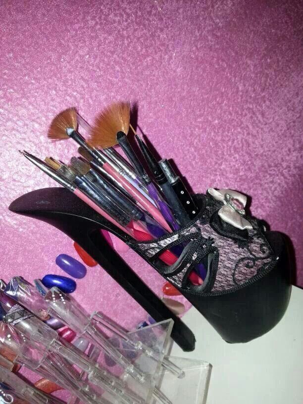 strawbunnybisou's tweet photo. literally so obsessed with these high heel makeup brush holders omg https://t.co/qdIvwOhTBu