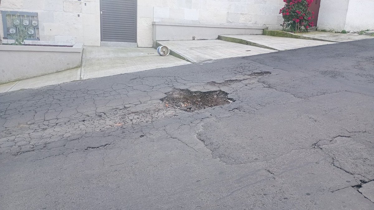 fx_ex_gx's tweet photo. Inició el año de Hidalgo para la inútil de Gaby Osorio 
@Gabyosoriohdz

Consecuentemente este otro bache en la calle de Amatenango  lo tendrá que tapar el próximo alcalde de Tlalpan

 !Disfruten lo votado! 

¡Lo mejor es lo peor que se va a poner! https://t.co/DJpr8GUTdm