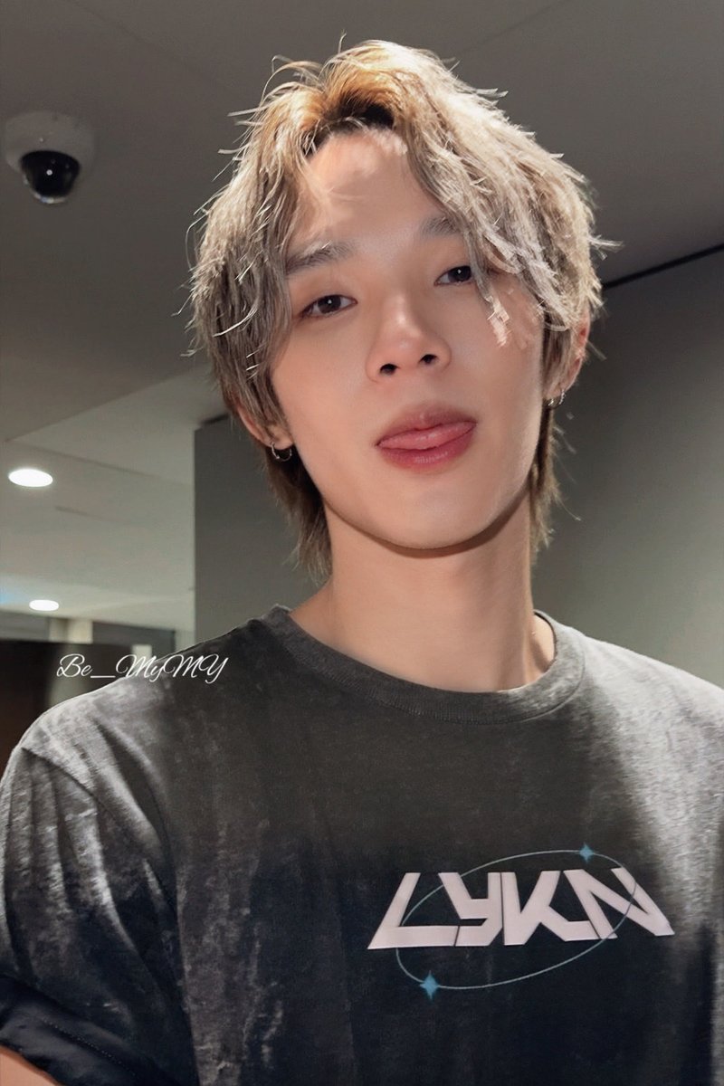 BEMY_MYMY's tweet photo. เดินแตะมือ เด็กอีก 1 ปาเทดดดดด 😆🤟🏻🇸🇬

@nnutdan 
@hongshihoshi03 

#LYKNDuskAndDawnxSingapore
#LYKNDuskAndDawnWorldTour2026 

#nnutdan 
#hongshihoshi 
#LYKN https://t.co/lxqmHDeIS6