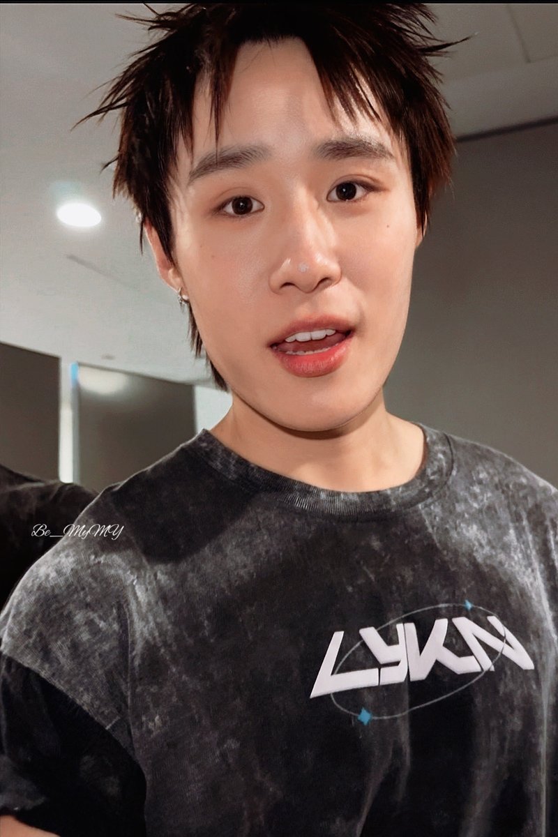 BEMY_MYMY's tweet photo. เดินแตะมือ เด็กอีก 1 ปาเทดดดดด 😆🤟🏻🇸🇬

@nnutdan 
@hongshihoshi03 

#LYKNDuskAndDawnxSingapore
#LYKNDuskAndDawnWorldTour2026 

#nnutdan 
#hongshihoshi 
#LYKN https://t.co/lxqmHDeIS6