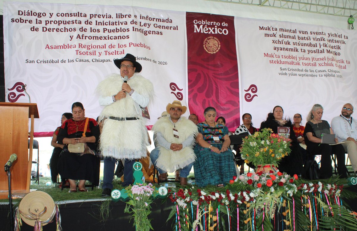 DEELAYUUK's tweet photo. Ante los aciagos tiempos del movimiento de la Reforma, Benito Juárez hizo la afirmación de que “Con el pueblo todo, sin el pueblo nada”, que tiempo después sería reafirmado por Ricardo Flores Magón al decir que “Solo el pueblo puede salvar al pueblo”. 

En el emblemático Valle de Jovel, en San Cristóbal de las Casas, en los Altos de Chiapas, donde viven los pueblos Tzotzil y Tzeltal, nosotros ponemos en práctica estos principios Juaristas, convencidos que con la Constitución y la ley en la mano y por la vía del diálogo vamos a lograr la justicia, la dignidad y la transformación en nuestros pueblos.

El Congreso Indígena que en 1974 se realizó en esta histórica ciudad, organizado por Tatic Samuel Ruiz García, hoy tiene continuidad histórica con la Reforma Indígena del 2024 y la elaboración de la Ley General de Derechos de los Pueblos Indígenas y Afromexicanos, en el que escuchamos la voz del pueblo, que es nuestra luz y guía.