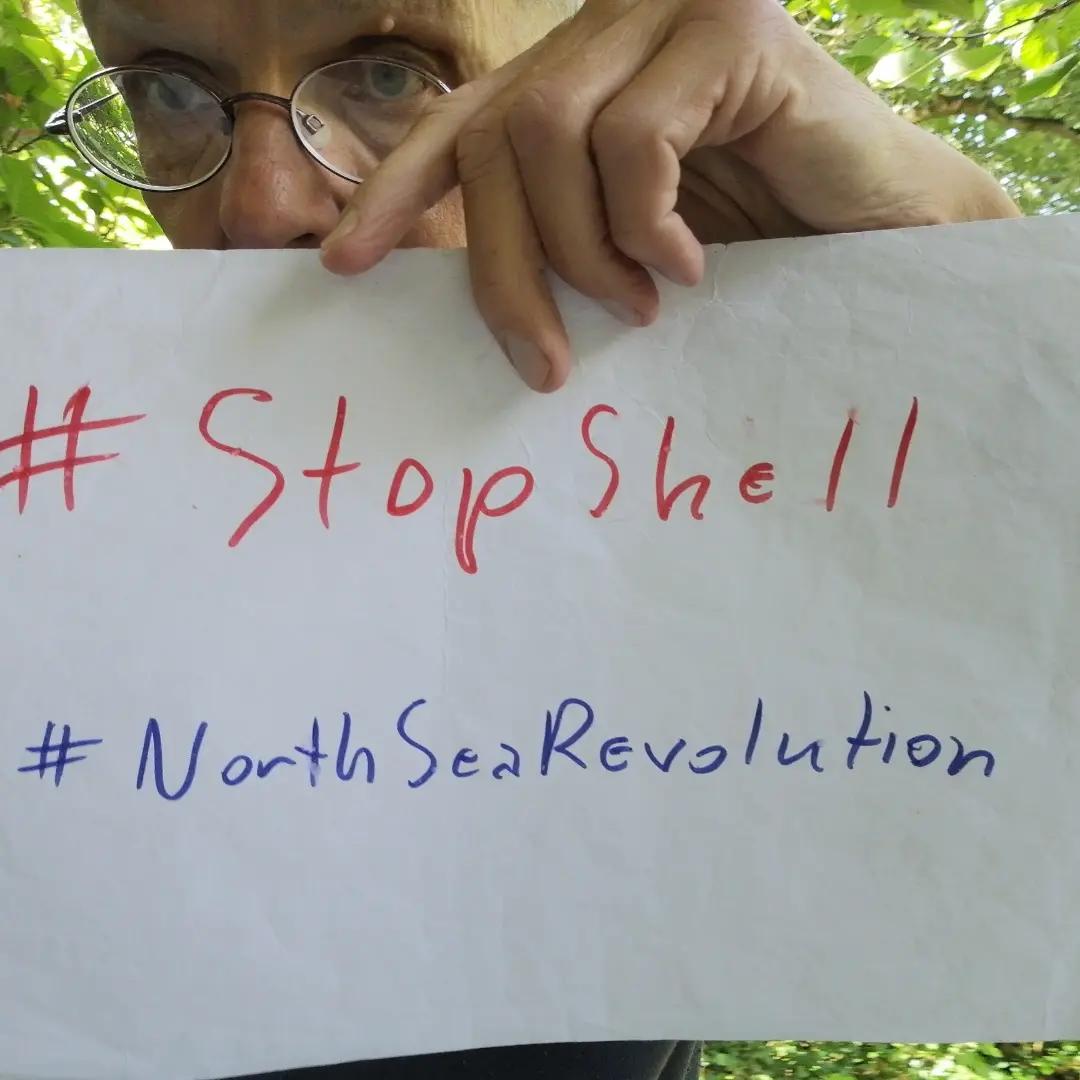 stamberg_e96884's tweet photo. Hi 
@KaoHua3 , 
I stand with you to #StopShell!
I nominate every person under this tweet.

It's URGENT: 
@shell
plans to leave parts of old oil platform with 11,000 tonnes of oil and toxicwaste in the #NorthSea.  
@Greenpeace https://t.co/m78kgPyGeu