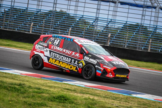 WalterVerst's tweet photo. #Automovilismo 
Nicolás Pezzucchi (#Ford Fiesta Kinetic) se quedó con la final de la #Clase3 del #TPenTermas en Termas de Río Hondo (@autodromotrh) siendo su 2da victoria en la divisional.

Lo escoltaron:
2°) Federico Hermida (Toyota Etios)
3°) Matías Canapino (Chevrolet Onix) https://t.co/Fy6BPdRSbT