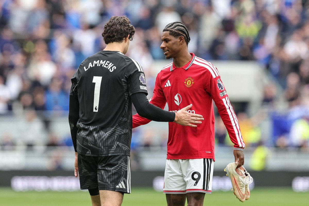 8runofernandes's tweet photo. Marcus Rashford consoles his teammates
#MUFC https://t.co/NlQX1zZGLC