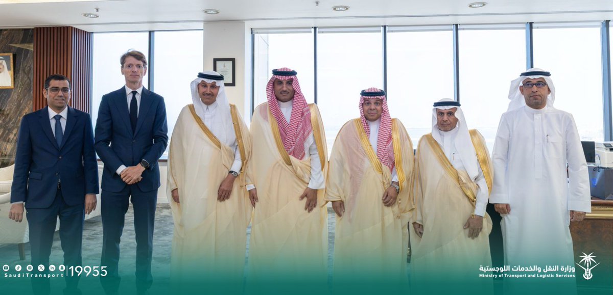 SaudiTransport's tweet photo. التقى معالي وزير النقل والخدمات اللوجستية م. @SalehAlJasser، السيد روبرت ميرسك أوجلا، رئيس مجلس إدارة مجموعة A.P. Moller - Maersk، في #ميناء_جدة_الإسلامي، بحضور سعادة رئيس #موانئ م. @SulimanMazroua؛ وجرى خلال اللقاء بحث سبل تعزيز التعاون في قطاع النقل البحري والخدمات اللوجستية، ودعم كفاءة سلاسل الإمداد.

#مسارات_دولية
#وزارة_النقل_والخدمات_اللوجستية