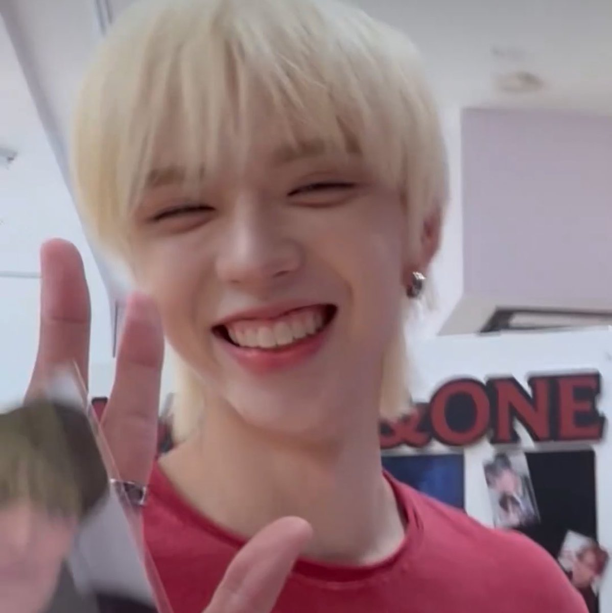 ihrtbeu's tweet photo. his smile is my favorite thing in the whole world oh my god there’s actual tears in my eyes https://t.co/NF8Ik6AJPa