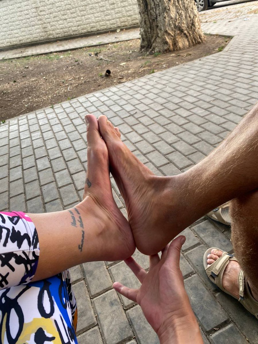 BeatrixAmazing's tweet photo. The guy’s legs are 30.5 cm 😄 mine are almost 32 and they always win 😄🥰 https://t.co/XEJcgsjsHu