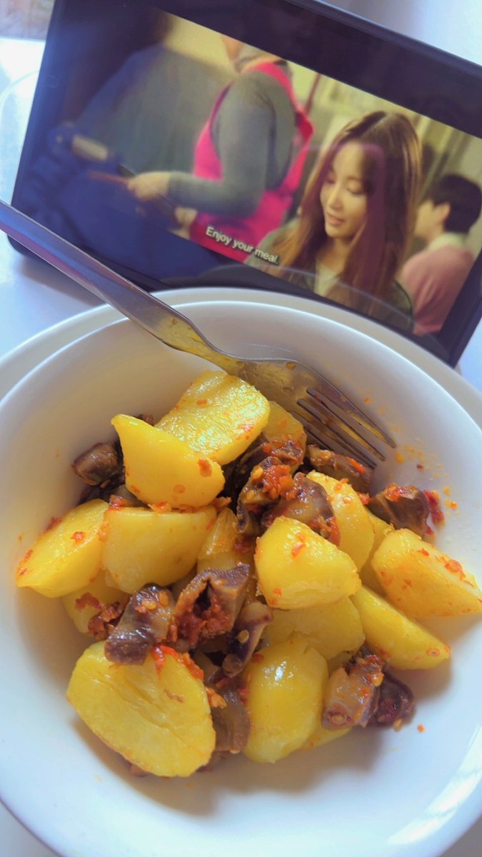Uswat_in_Style's tweet photo. I was craving gizdodo but I don’t have plantain at home so I just made potatoes and peppered gizzards 🤤 https://t.co/bMq9DB6OgB