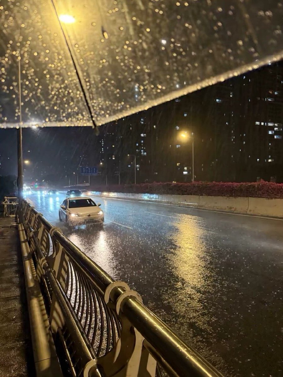 5rman16's tweet photo. Got lost in a rainstorm, a stranger pulled over, let me wait in their car even though they were rushing to pick up their kid. Restored my faith in small kindnesses today. https://t.co/javuZuCv49