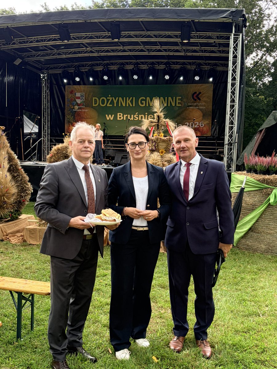 ma_golinska's tweet photo. 🌾🇵🇱 W tych dniach Polska smakuje, brzmi i pachnie inaczej. 
Dożynki. Szacunek i wdzięczność za pracę rolników. 
Dziękuję za zaproszenia, ciepłe przyjęcie i dobre rozmowy.
Niech chleb, którym się łamaliśmy, zawsze będzie symbolem naszej wspólnej troski i pracy dla Polski. https://t.co/BPMU5aflR7